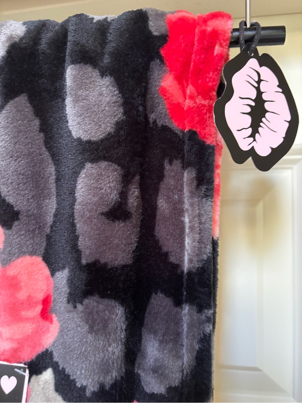 Betsey Johnson Ultra Soft Plush Throw - Picture 5 of 5